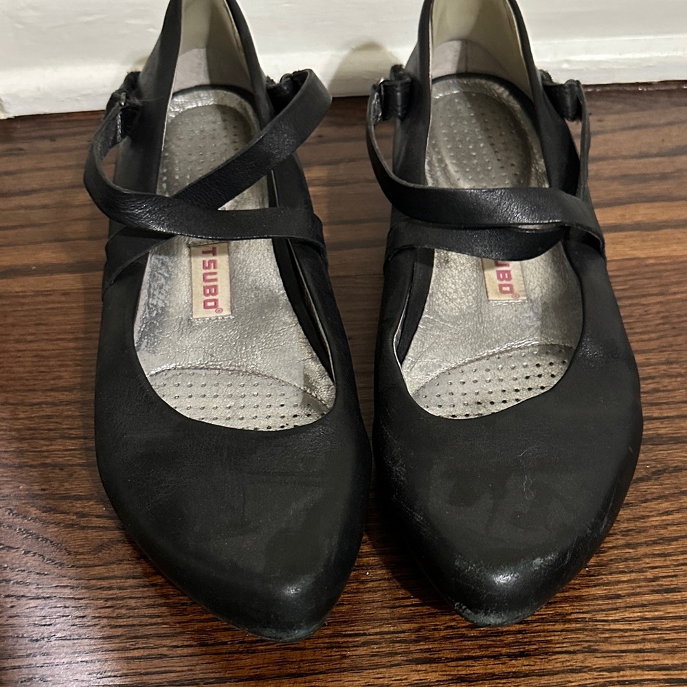 Tsubo Women's Black Strappy Flats